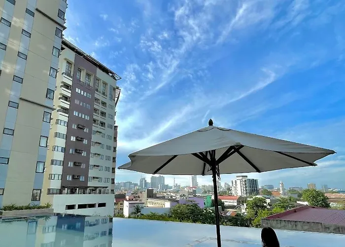 The Persimmon Near Ayala And Sm Apartment *